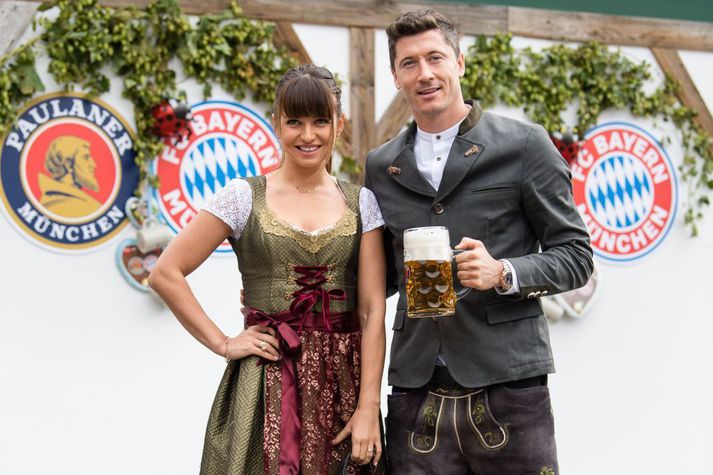 Leikmenn Bayern halda ávallt upp á Októberfest líkt og flestir aðrir íbúa München. Hér er Robert Lewandowski með Önnu konunni sinni í hátíðinni árið 2019 en ekki var hægt að halda hana í fyrra né í ár.