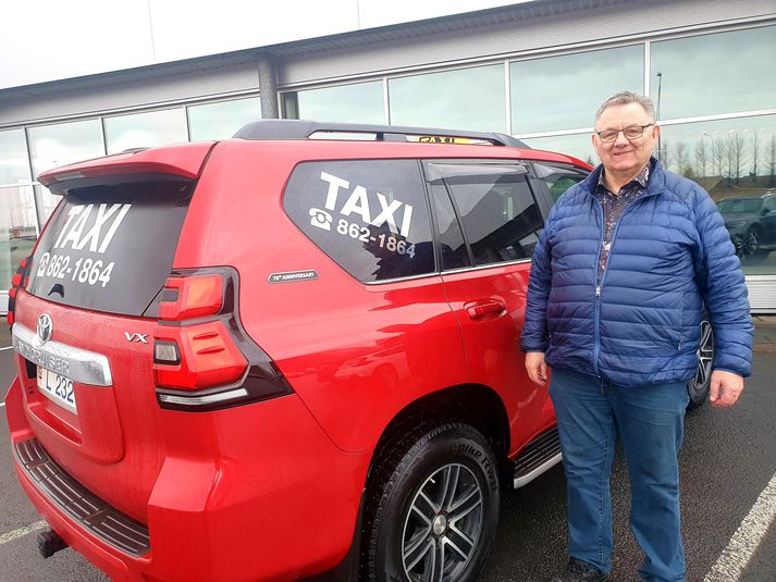 Jón Taxi eins og hann er alltaf kallaður við nýja bílinn sinn, sem er númer þrettán af þeim Land Cruiserum, sem hann hefur keypt hjá Toyota á Selfossi.