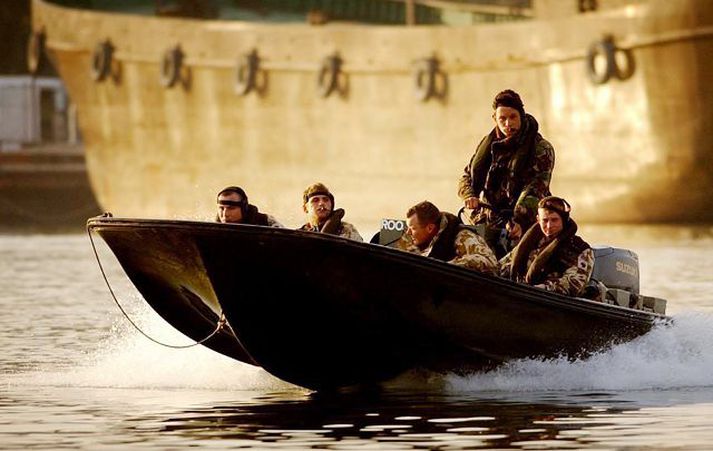  Bretarnir voru á bát áþekkum þessum þegar þeir voru teknir haldi af Írönum og fluttir til hafnar. Fréttablaðið / AP