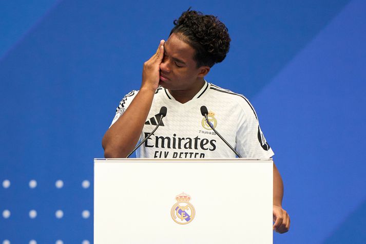 Endrick fór líka að gráta þegar hann sá föður sinn gráta á kynningarhátíð brasilíska undrabarnsins á Estadio Santiago Bernabeu.
