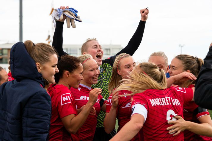 Sandra Sigurðardóttir fagnar Íslandsmeistaratitlinum með Val síðasta haust.