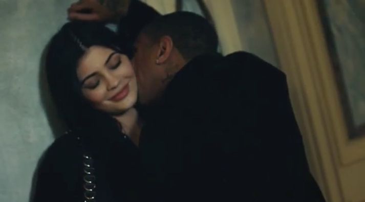 Kylie Jenner og Tyga kærastinn hennar eru ástúðleg í myndbandinu.