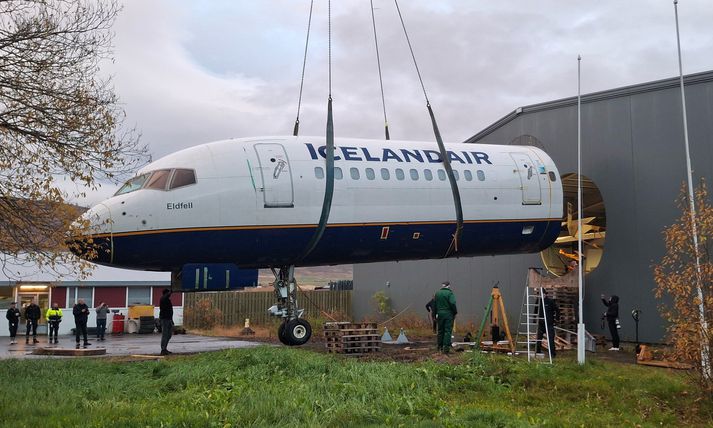 Framhluta Boeing 757-þotunnar Eldfells stungið inn í gatið á norðurgafli Flugsafns Íslands á Akureyri á sjöunda tímanum í kvöld.