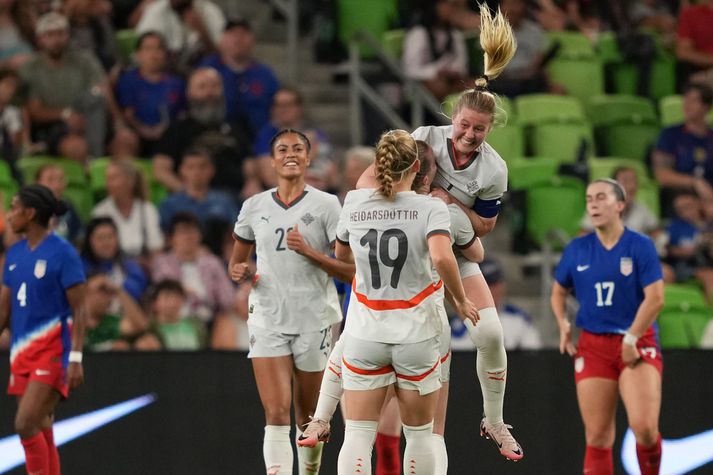 Selma Sól Magnúsdóttir fagnar marki sínu fyrir Ísland á móti bandaríska landsliðinu.