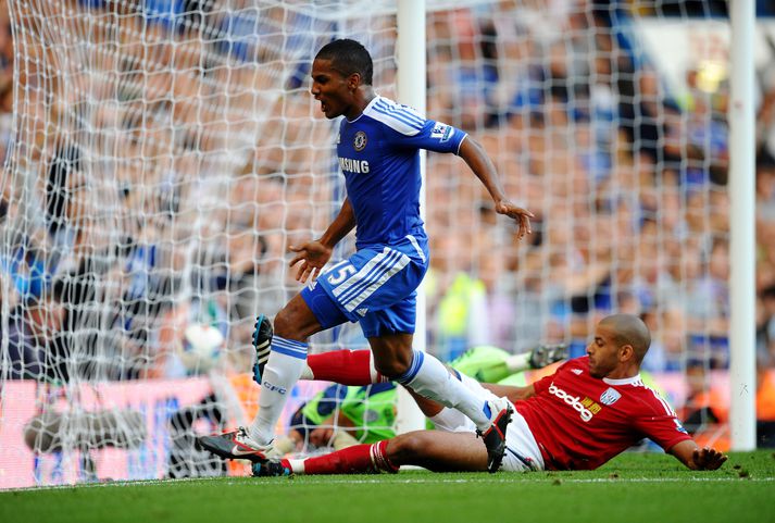 Malouda mættur á fjærstöng og skorar sigurmark Chelsea.