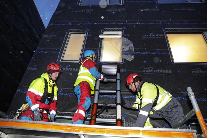 Björgunarsveitarfólk við störf á Keilugranda í Vesturbæ Reykjavíkur í dag.