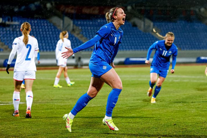 Berglind Björg Þorvaldsdóttir fagnar marki með íslenska landsliðinu.