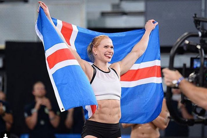 Anníe Mist Þórisdóttir með íslenska fánann á heimsleikunum í crossfit.