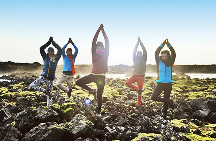 Fólk á vegum Healing Nature setur sig í jógastellingar í Þórsmörk.