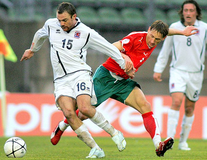 Sebastien Remy, leikmaður Lúxemborgar, skýlir hér boltanum fyrir Hvítrússanum Vladimir Korytko.