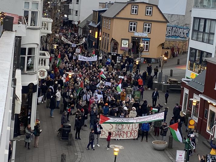 Hundruð söfnuðust saman í dag til að krefjas vopnahlés og að Palestína verði frjáls. 