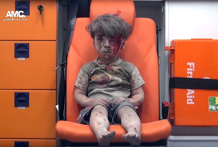 Myndin af Omran Daqneesh í sjúkrabifreið í Aleppo fór víða í gær. Hann bjargaðist úr loftárás sem kostaði að minnsta kosti átta manns lífið.