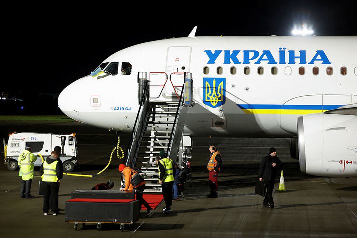 Flugvél Volodýmýrs Selenskí, forseta Úkraínu, á flugvellinum í Dyflinni á mánudagskvöld. Ekki munaði miklu að óþekktir drónar flygju í veg fyrir hana á leið hennar til lendingar á Írlandi.