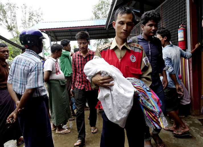 Rohingya-múslimar flýja frá Mjanmar.