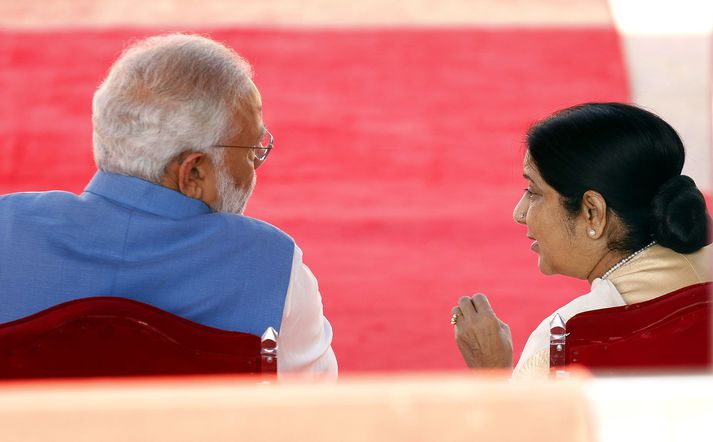 Sushma Swaraj nær eyra Narendra Modi, forsætisráðherra Indlands