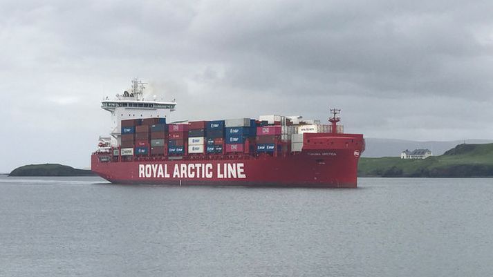 Skipaflutningar Grænlendinga fara núna í gegnum Ísland í samstarfi Royal Arctic Line og Eimskips.