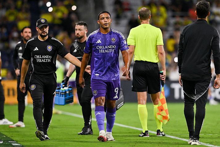 Luis Muriel labbar í burtu eftir að hafa misst stjórn á skapi sínu og fengið rautt spjald.
