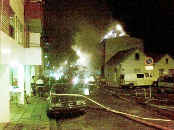 Eldtungurnar stóðu upp úr þaki hússins á tímabili í nótt.