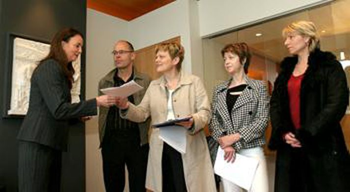 Siv Friðleifsdóttir, heilbrigðisráðherra, tekur við mótmælunum.