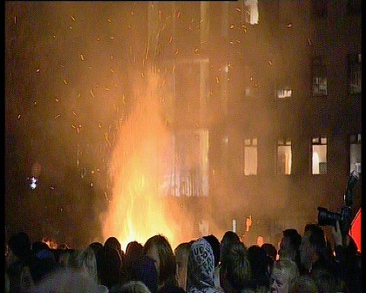 Mikið bál var kveikt í miðjum mannfjöldanum fyrir stundu.