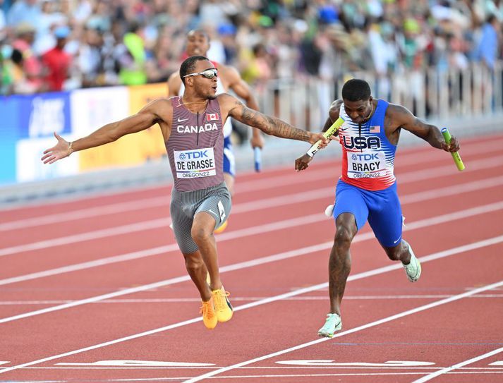 Andre de Grasse kemur fyrstur í mark til að tryggja Kanadamönnum gullið.