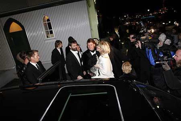 Frá brúðkaupi hjónanna 17. nóvember 2007. Fjölmiðlar sýndu athöfninni mikinn áhuga, líkt og sjá má.
