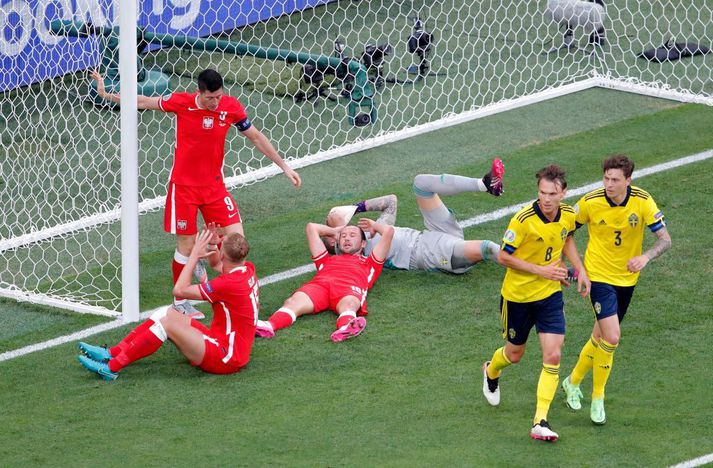 Robert Lewandowski skallaði tvívegis í slána og missti svo boltann í gengum klofið þegar hann reyndi að jafna metin í 1-1.