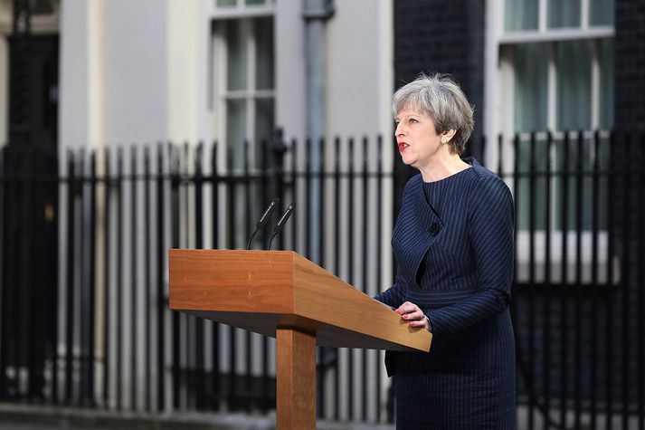 Theresa May tilkynnir um tillögu sína um að flýta þingkosningum um þrjú ár og halda þær þann 8. júní næstkomandi.