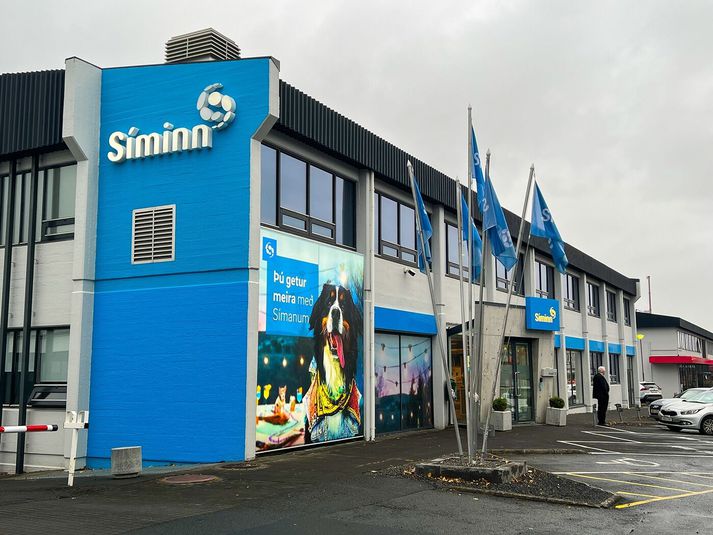 Stjórn FTT spyr sérstaklega út í grínþættina Vesen, sem eru sýndir af Símanum en framleiddir af SagaFilm og hvort tónlistin í þeim hafi verið búin til af gervigreind.