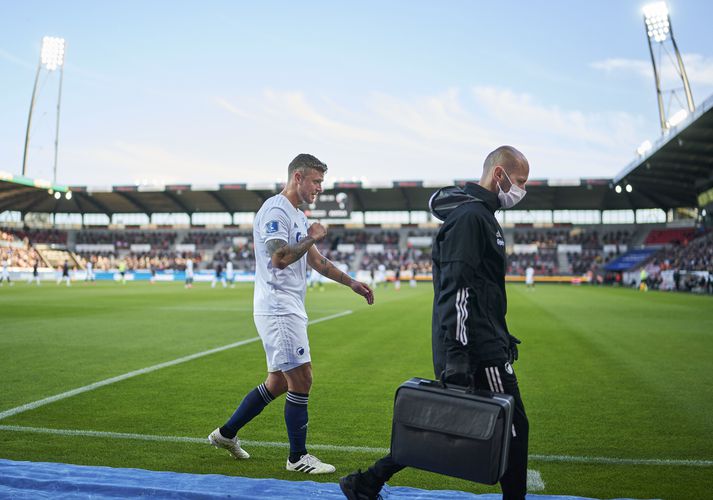 Ragnar Sigurðsson fer meiddur af velli í leik gegn Midtjylland.