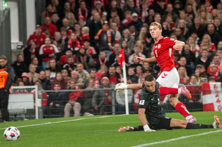 Rasmus Højlund kemur Danmörku yfir gegn Grikklandi.
