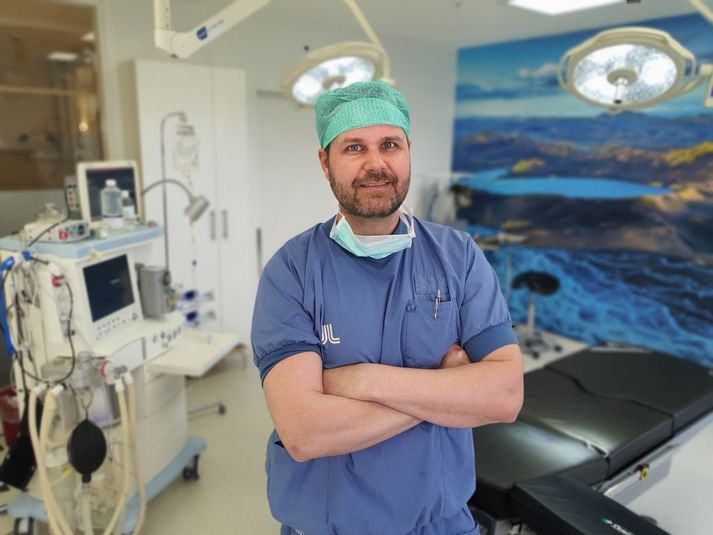 Hannes Sigurjónsson, lýtalæknir, framkvæmir kynfærauppbyggingu á bæði körlum og konum.