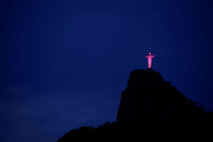 Styttan er tæpir 40 metrar á hæð og gnæfir yfir Rio de Janeiro.
