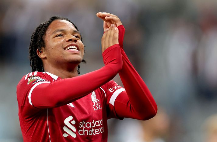 Rio Ngumoha var hetja Liverpool í kvöld og hér fagnar hann sigrinum.
