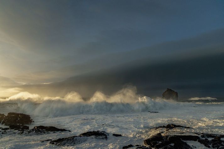 Stíf austanátt syðra á morgun og rigning með köflum, einkum suðaustanlands.