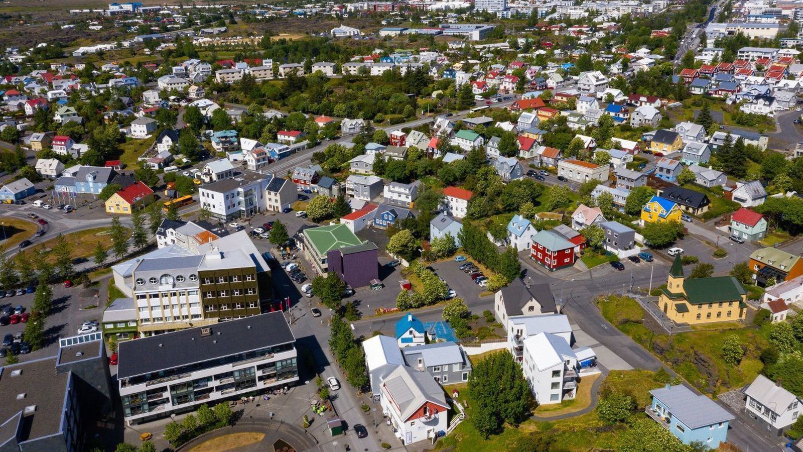 Maðurinn með hnífinn enn ó­fundinn
