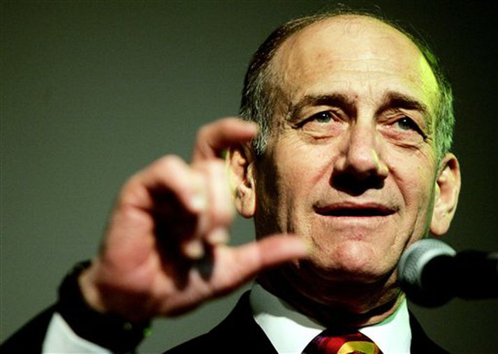 Ehud Olmert, starfandi forsætisráðherra Ísraels, ávarpar stuðningsmenn sína í Tel Aviv í dag.