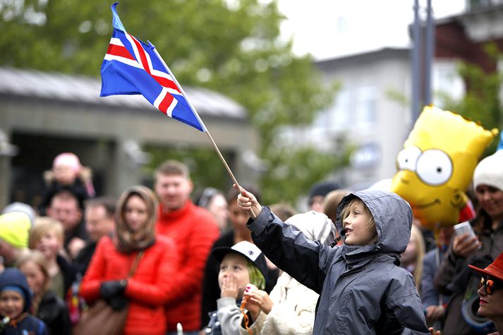 Enn er líklegt að vætusamt verði á höfuðborgarsvæðinu á 17. júní á morgun. Rofað gæti til seinni part á sunnudaginn.