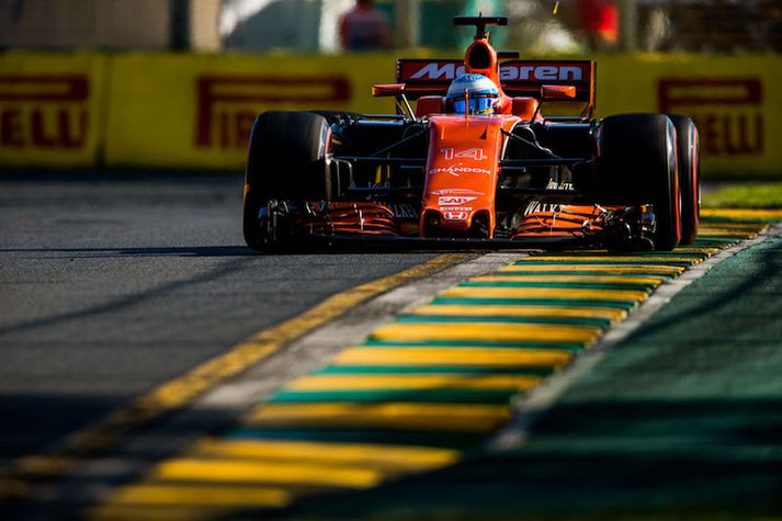 Fernando Alonso þurfti að beita McLaren-Honda bílnum gætilega í Ástralíu og býst við erfiðri keppni í Kína um helgina.