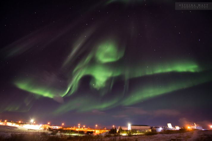 Þessa norðurljósamynd tók Steinunn Matthíasdóttir í gær, en þarna kíkir geimvera yfir litla þorpið Búðardal.