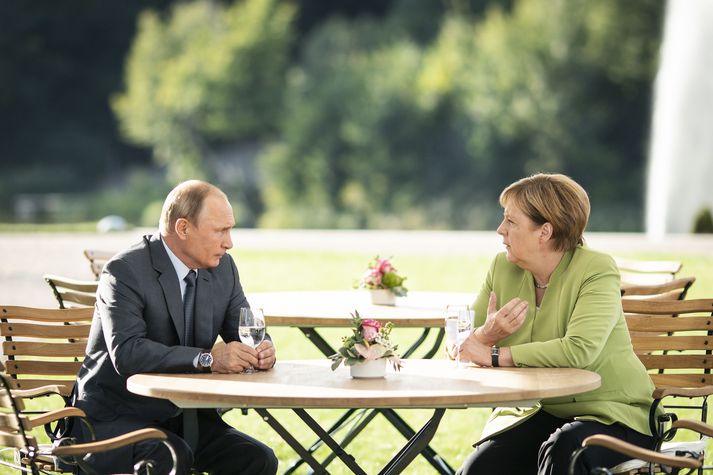 Pútín og Merkel ræddu heimsmálin í mikilli veðurblíðu.