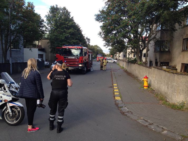 Samkvæmt upplýsingum frá slökkviliði hafa tveir bílar verið sendir á vettvang.