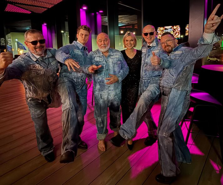 Ráðherrarnir sex virðast skemmta sér vel í kvöld.