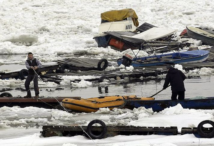 Skaði Flotbryggjur og bátar skemmdust þegar jakana rak niður Dóná.
Fréttablaðið/AP