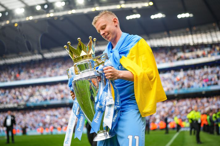 Oleksandr Zinchenko virðir Englandsmeistarabikarinn fyrir sér.