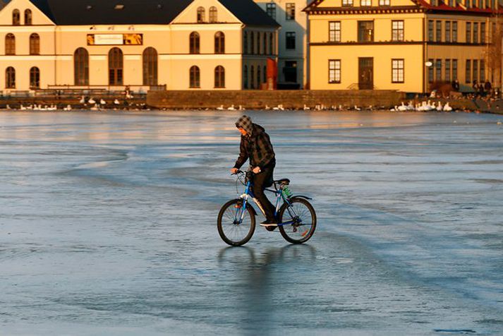 Strákur á hjóli á Reykjavíkurtjörn