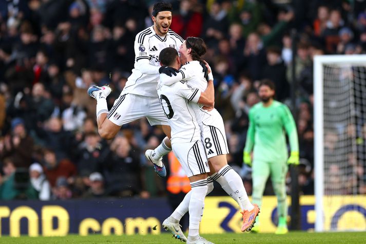 Harry Wilson fagnar marki sínu á móti gömlu félögunum í Liverpool með núverandi liðsfélögum sínum Sasa Lukic og Raul Jimenez.