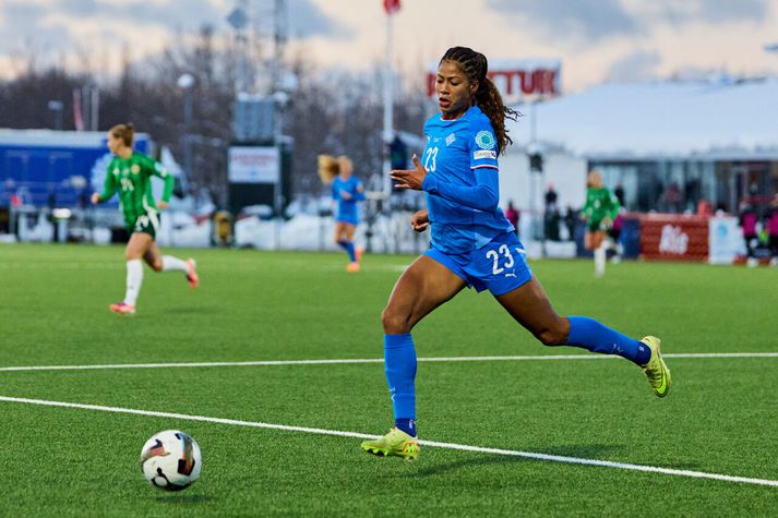 Sveindís Jane Jónsdóttir á ferðinni með boltann í umspilsleiknum á móti Norður-Írlandi þar sem íslenska liðið tryggði sér áframhaldandi veru í A-deildinni.