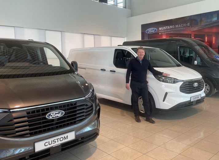 Ford á Íslandi frumsýnir þessa dagana glænýjan og virkilega vel endurhannaðan Ford Transit Custom. „Breytingarnar á bílnum eru einstaklega vel heppnaðar bæði að innan og utan, auk þess sem bíllinn er nú fáanlegur fjórhjóladrifinn,“ segir Gísli Jón Bjarnason, framkvæmdastjóri sölusviðs Ford, Volvo og Polestar.