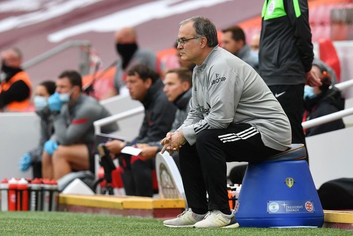 Marcelo Bielsa, knattspyrnusjóri Leeds United, situr hér á fötunni sinni á Anfield um helgina.